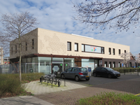 848645 Gezicht op de voor- en zijgevel van het onlangs geopende Gezondheidscentrum De Prinsenhof (Eykmanlaan 433) te Utrecht.